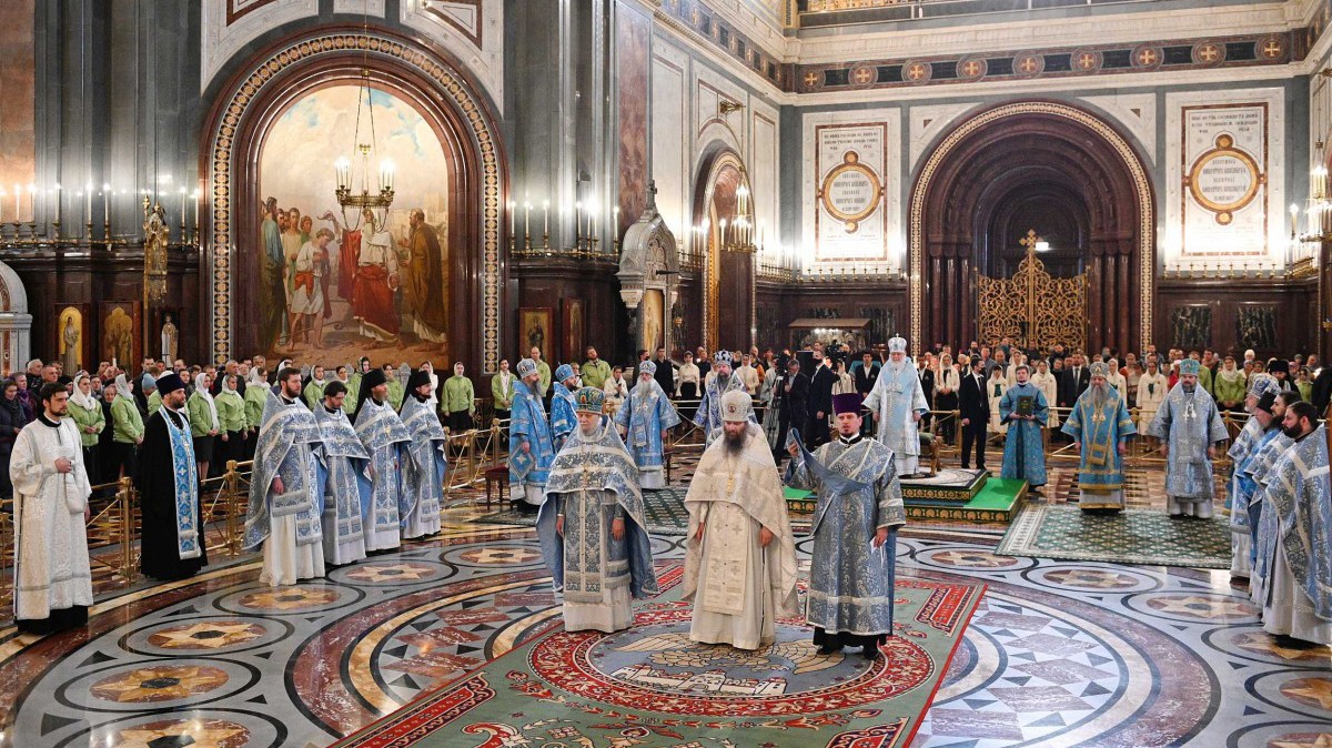 Волонтёры молодёжного движения «Патриаршие добровольцы» при участии добровольческого отряда компании «Союз Маринс Групп» оказали помощь священнослужителям и всем прихожанам во время праздничного Патриаршего богослужения в Благовещенском соборе Московского Кремля