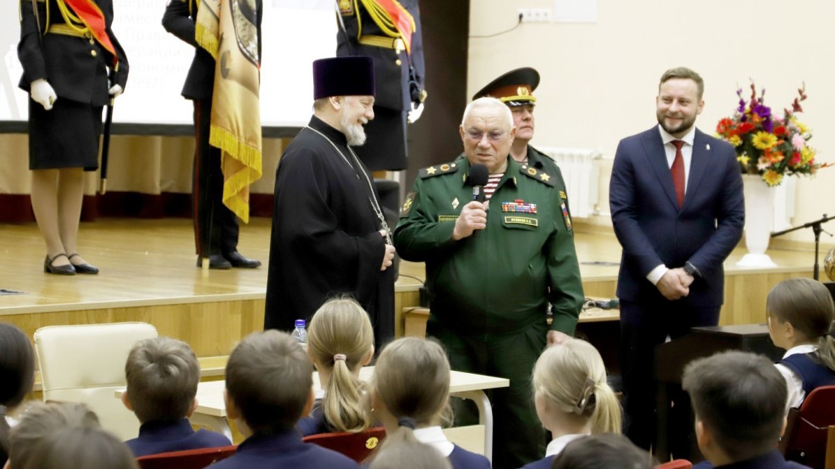 Почётным гостем встречи с учениками Александро-Невской православной гимназии стал генерал армии Анатолий Куликов