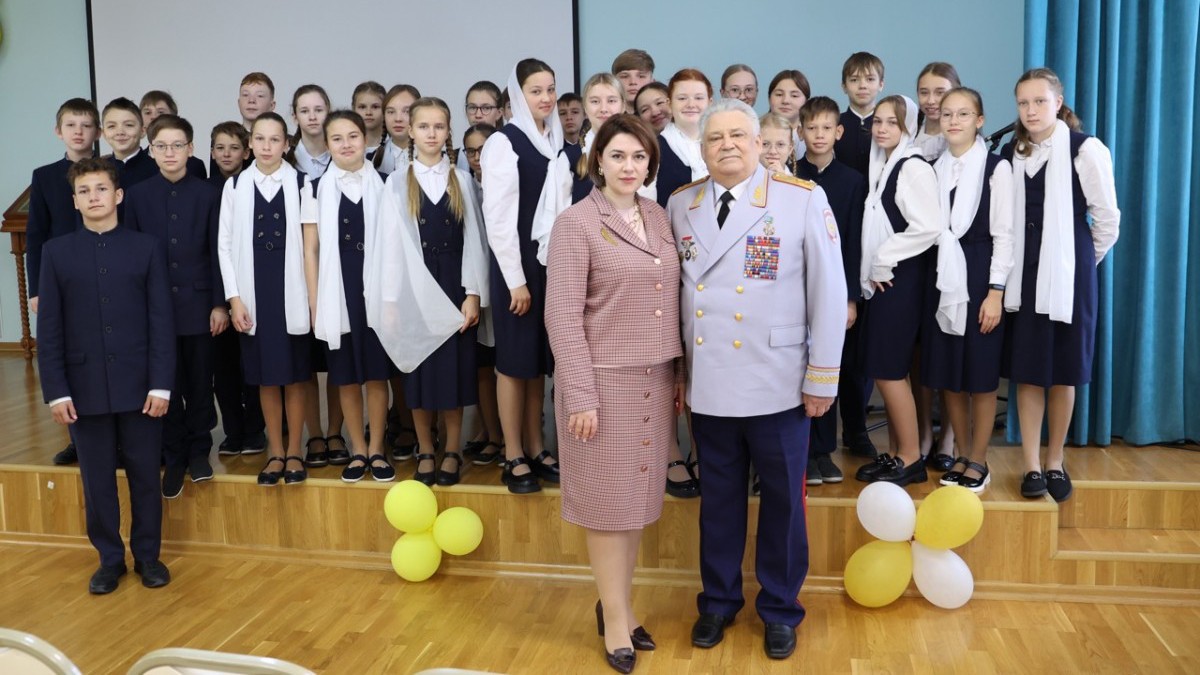 Генерал-лейтенант В.И. Каныгин с учениками Нижегородской православной гимназии во имя святых Кирилла и Мефодия и директором гимназии И.А. Лапшиной