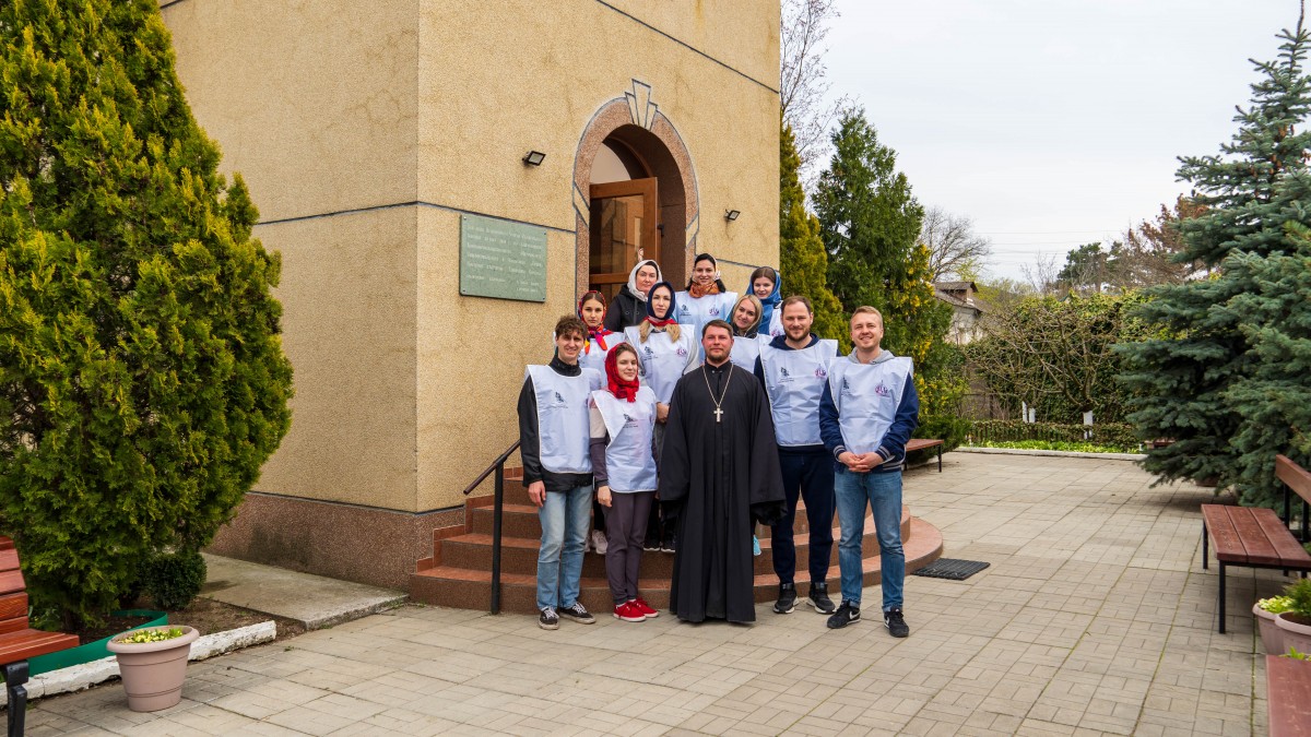 Иерей Иоанн Лучин, клирик храма преподобного Сергия Радонежского, с волонтёрами «Союза Маринс Групп»