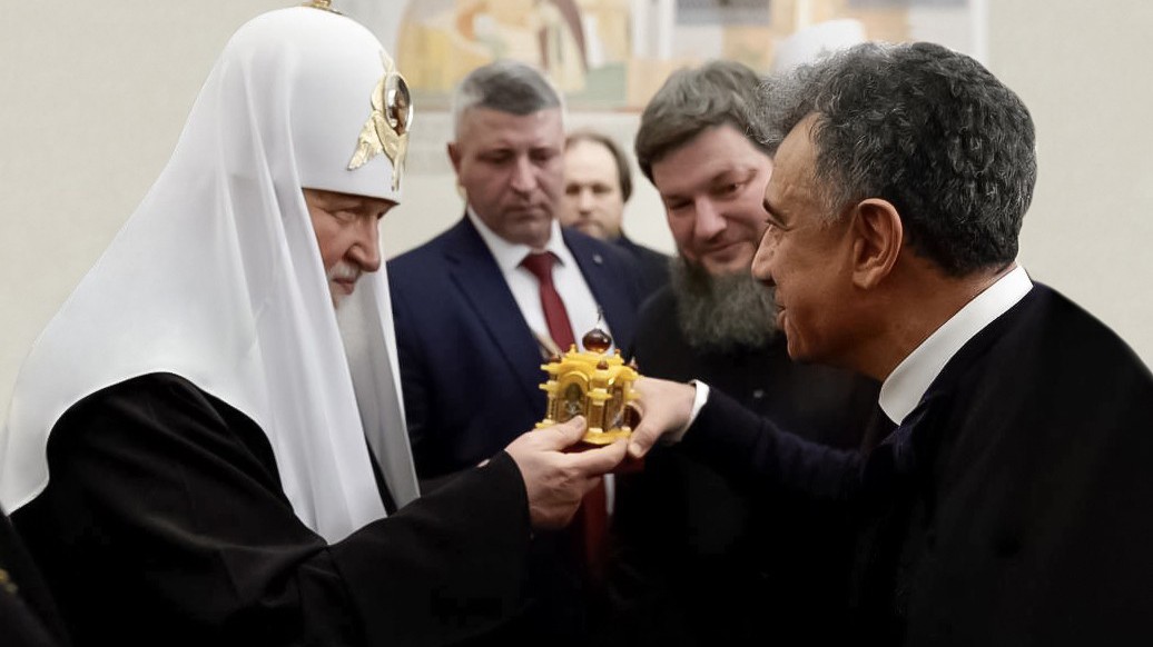 Председатель Совета директоров Управляющей компании «Союз Маринс Групп» А.А. Саркисян поздравляет Патриарха Московского и Всея Руси Кирилла с 15-летием интронизации