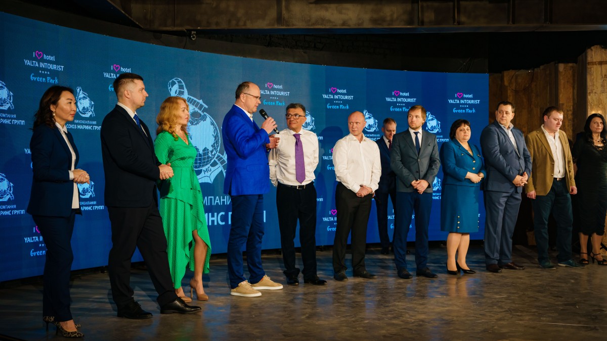 Руководители и акционеры компании, а также руководители направлений и предприятий «Союза Маринс Групп» на торжественном открытии после реконструкции ресторана «Мраморный» в отеле «Ялта-Интурист»