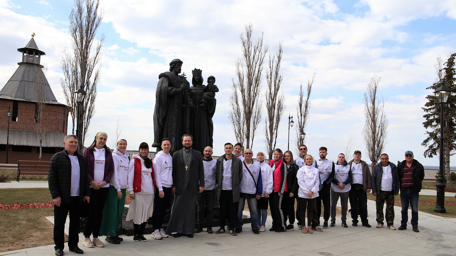 Экскурсию по Храмовому комплексу Нижегородского Кремля провёл для сотрудников «Союза Маринс Групп» иерей Андрей Бандин, руководитель отдела по делам молодёжи Нижегородской епархии