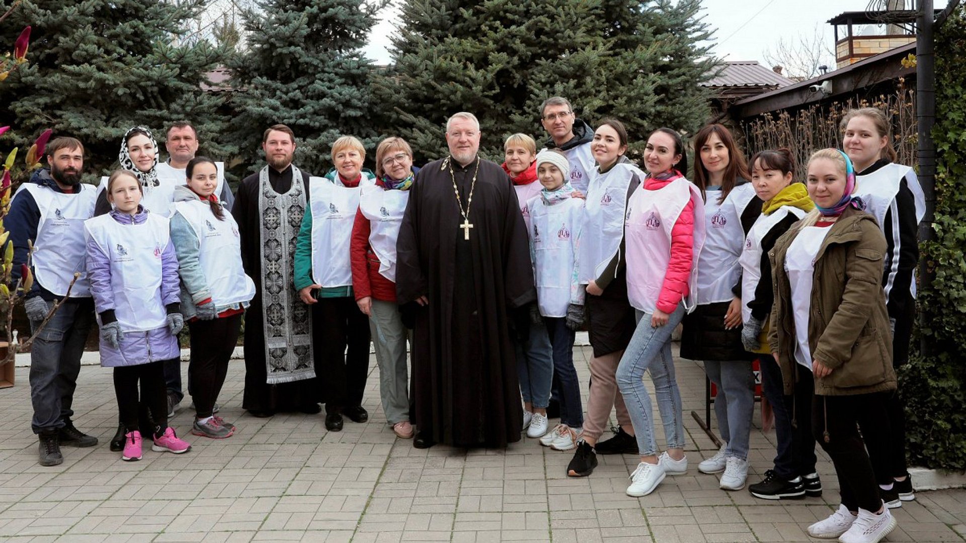 Волонтёры «Союза Маринс Групп» после уборки в преддверии пасхальных праздников в храме преподобного Сергия Радонежского в Крыму с настоятелем храма протоиереем Владимиром Ломакиным