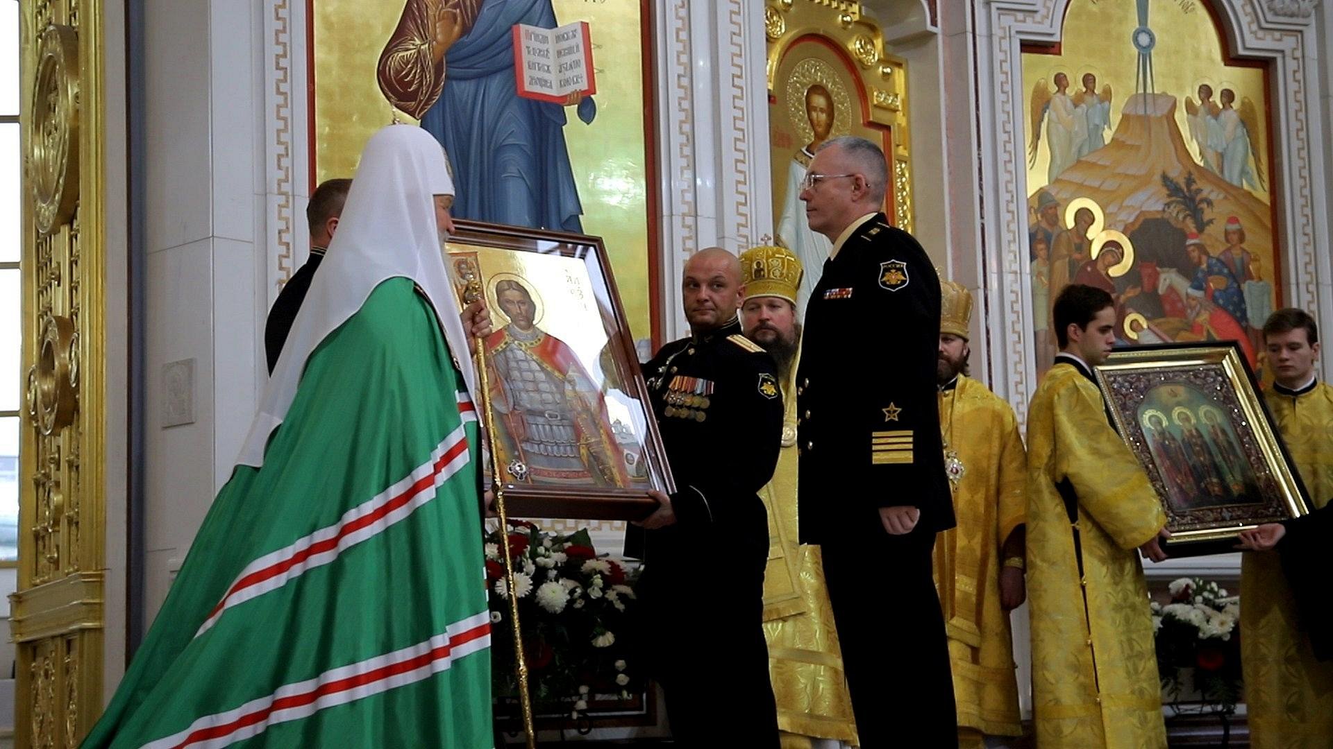 Передача на Балтийский флот образа Александра Невского с частицей мощей после Патриаршей службы в кафедральном соборе Христа Спасителя в Калининграде