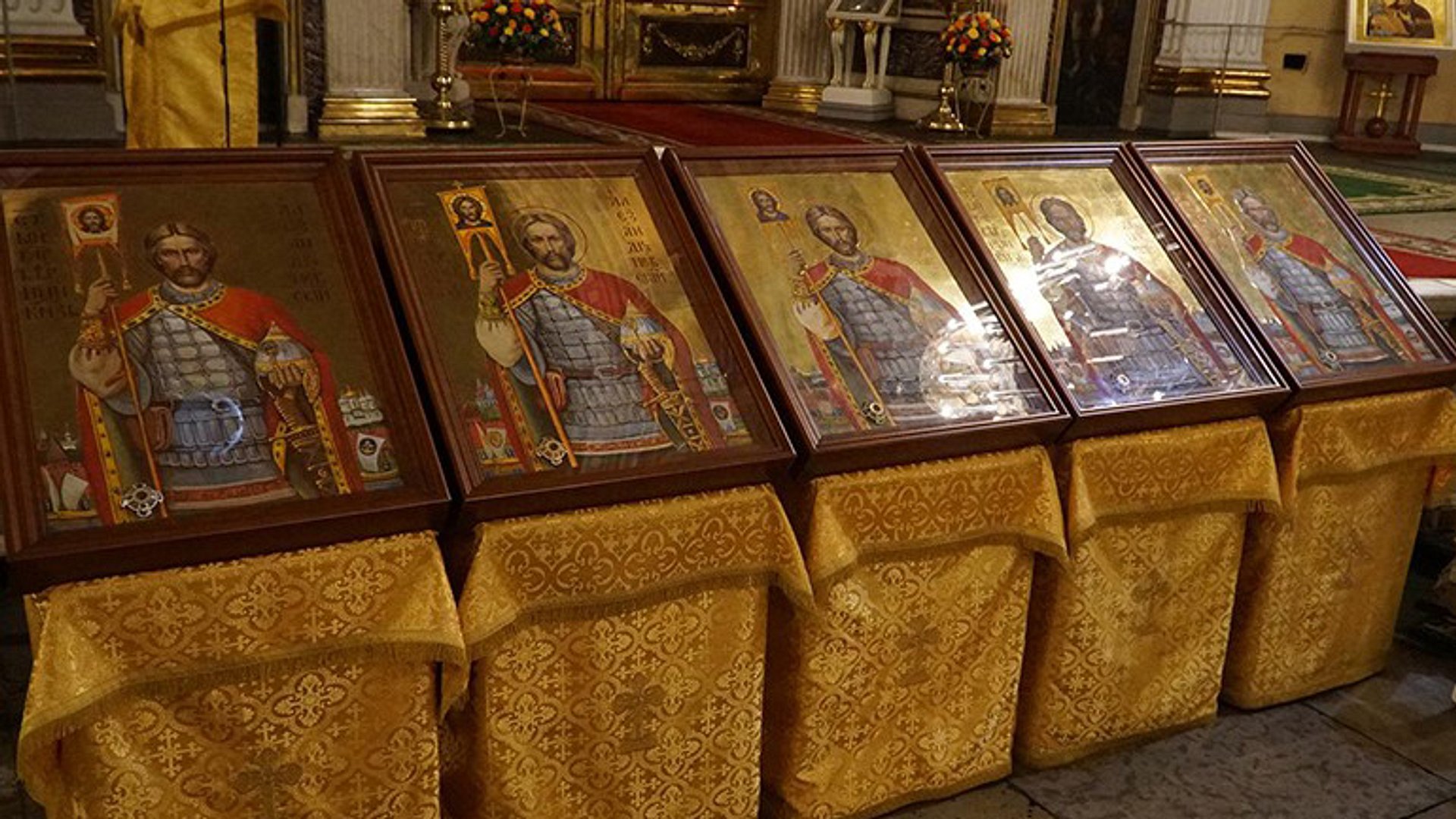 В Александро-Невской лавре в Санкт-Петербурге состоялся чин освящения икон святого благоверного князя Александра Невского с частицей его мощей, написанных по инициативе компании «Союз Маринс Групп» и Всероссийской общественной организации морских пехотинцев «Тайфун»