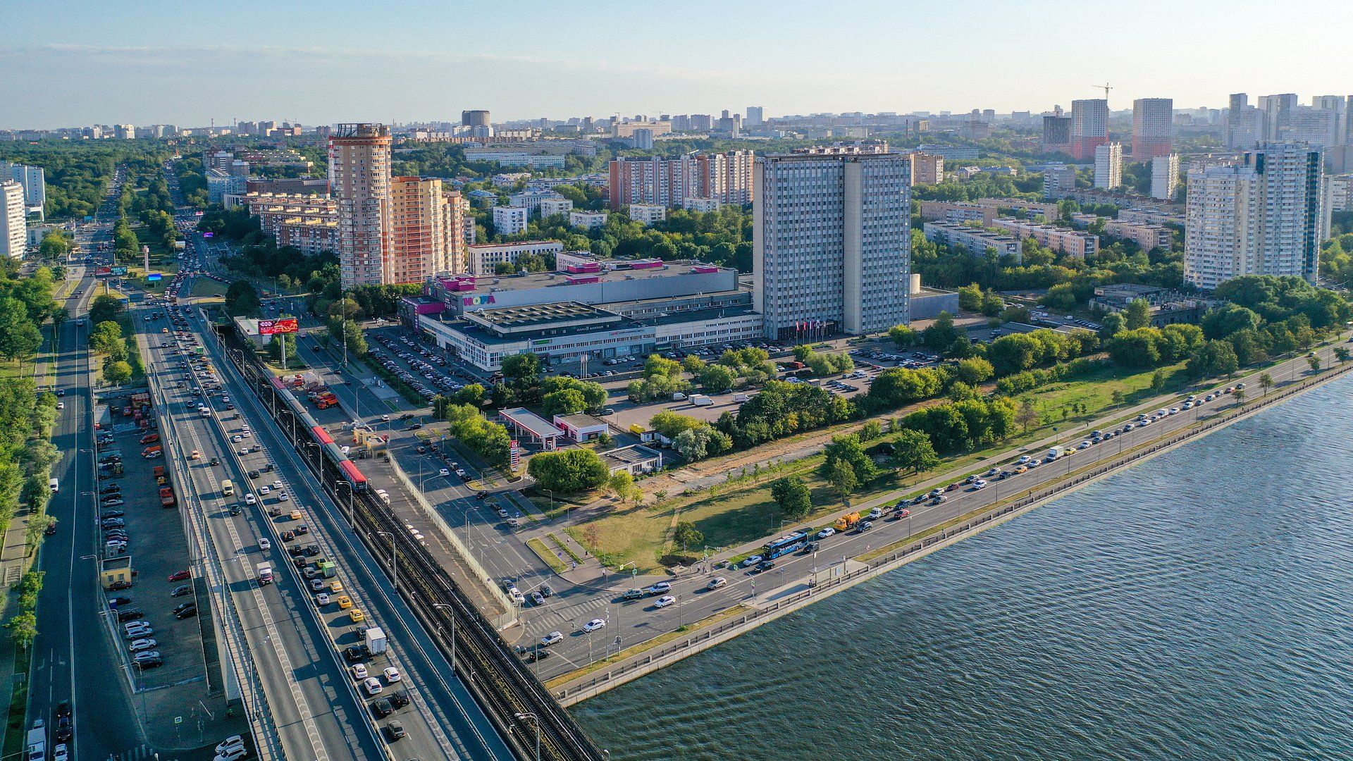 Бизнес-центр «Нагатинский» и торгово-развлекательный центр «Нора», г. Москва