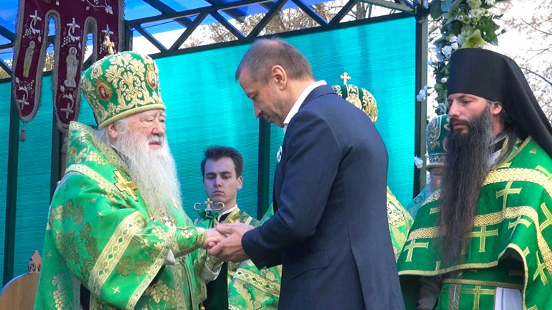 В день празднования 500-летия Вознесенской Давидовой пустыни Митрополит Крутицкий и Коломенский Ювеналий вручает основателю компании «Союз Маринс Групп» Александру Куликову награду Святейшего Патриарха Кирилла – орден Русской Православной Церкви преподобного Серафима Саровского III степени