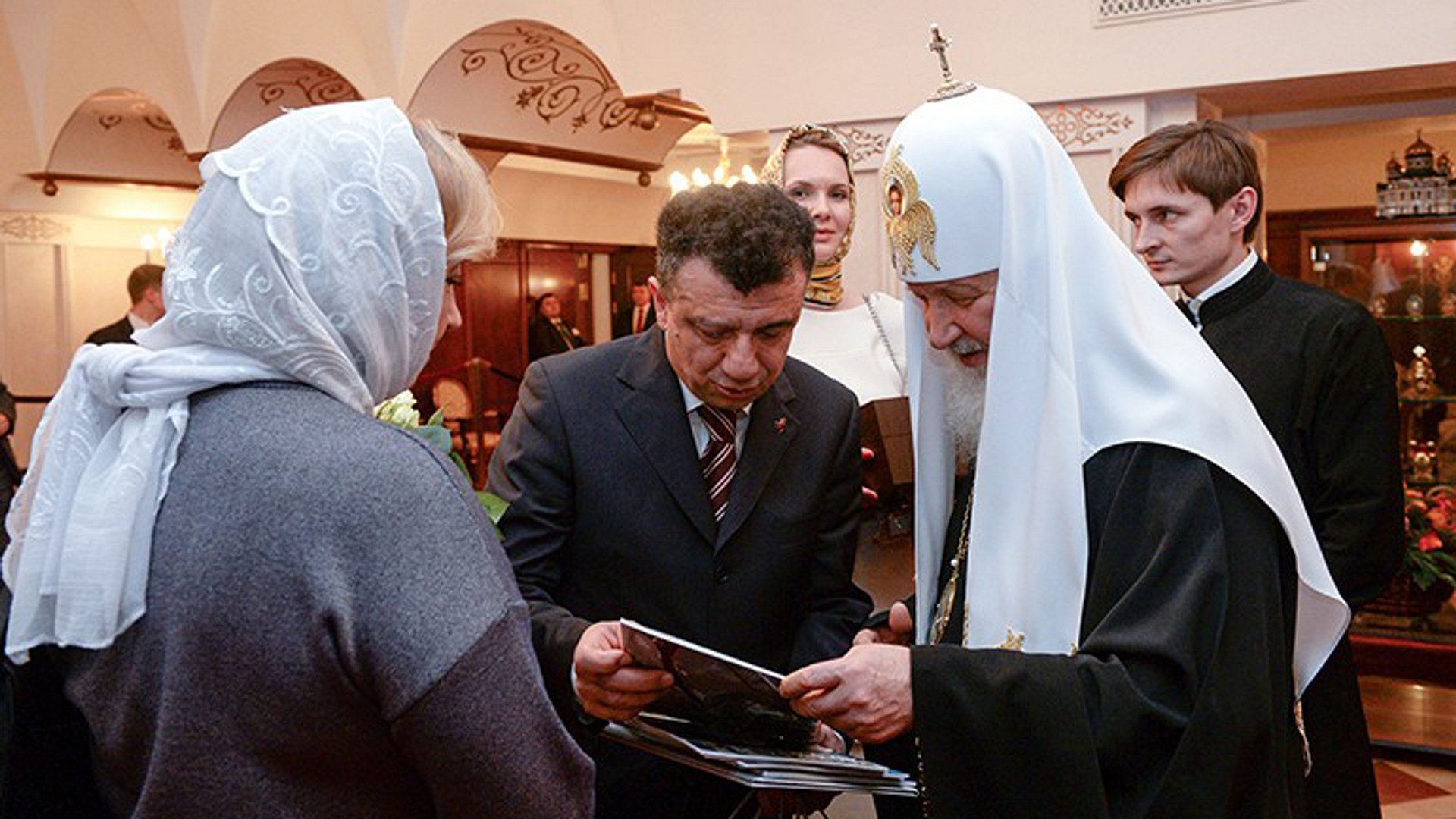Руководители компании «Союз Маринс Групп» А.А. Саркисян и Г.В. Отделкина поздравляют Патриарха Московского и всея Руси Кирилла с годовщиной интронизации