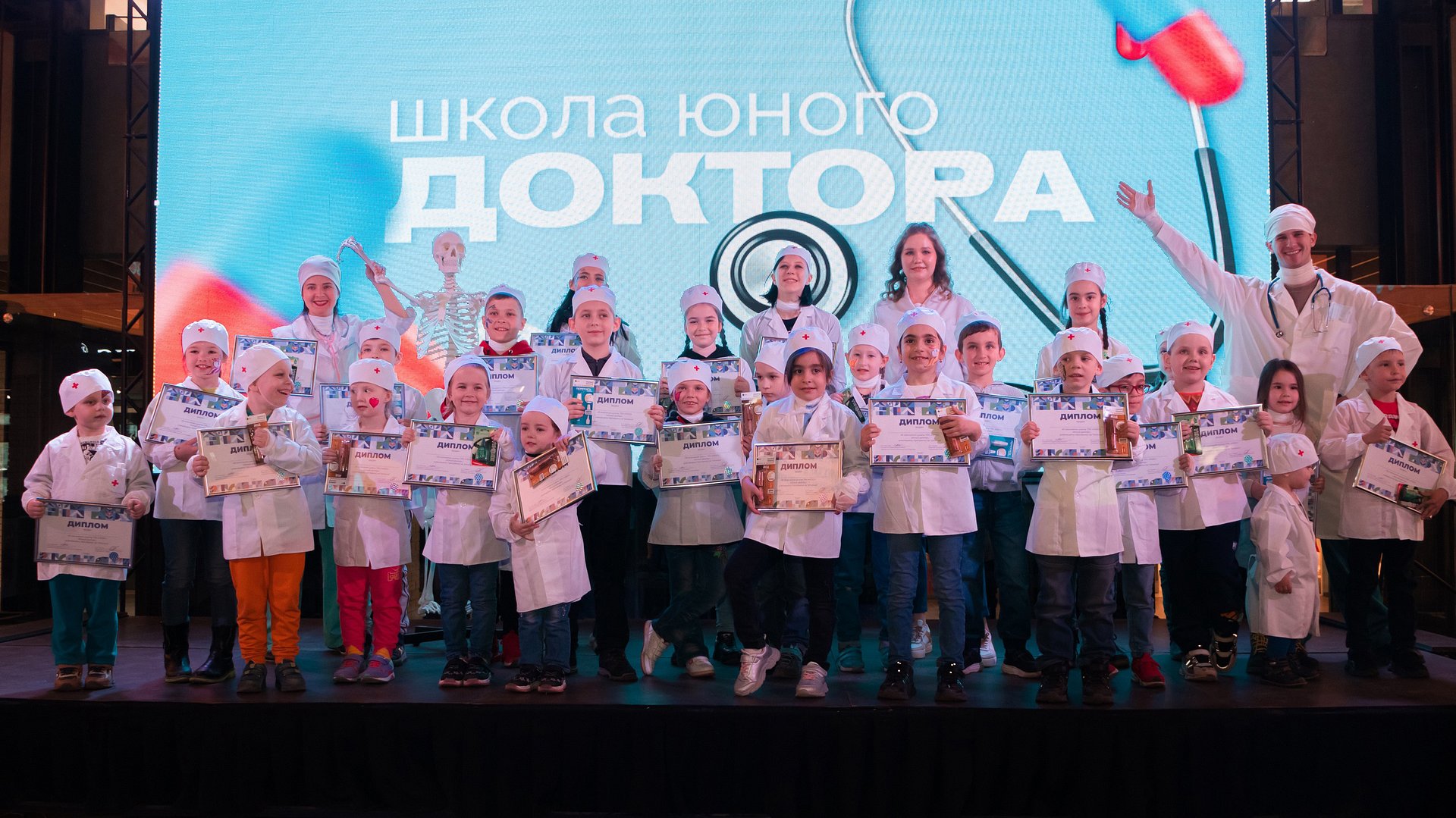 Участники мероприятия «Школа юного доктора» в ТРК «Небо»